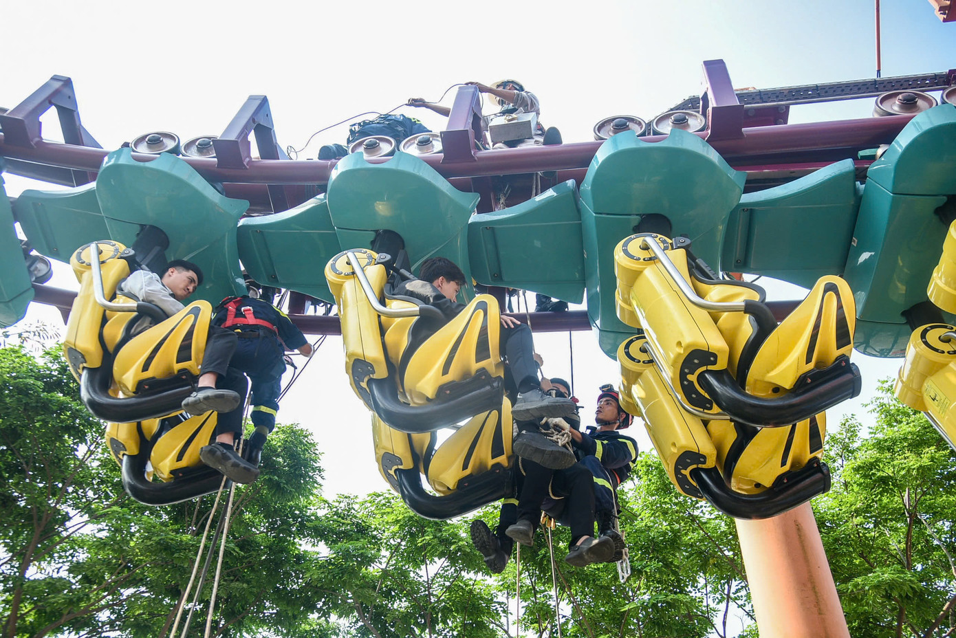 Các nạn nhân mắc kẹt được đưa xuống an toàn bằng các thiết bị chuyên dụng. Các nạn nhân mắc kẹt được đưa xuống an toàn bằng các thiết bị chuyên dụng.