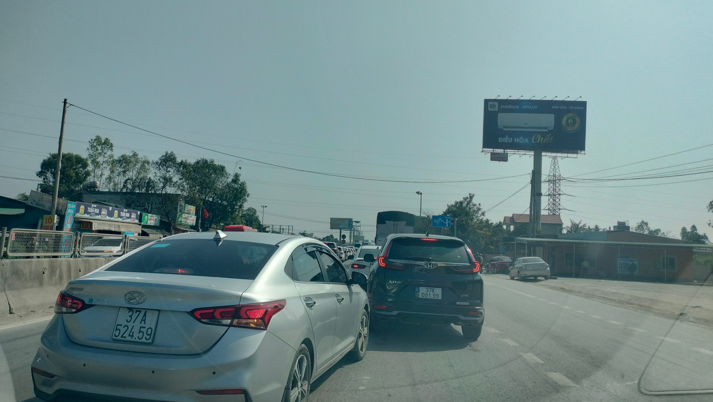 Trong khi đó, tại QL1 giao thông cũng nhộn nhịp. Trong ảnh, giao thông dồn ứ trên QL1 đoạn đầu thành phố Vinh (Nghệ An).