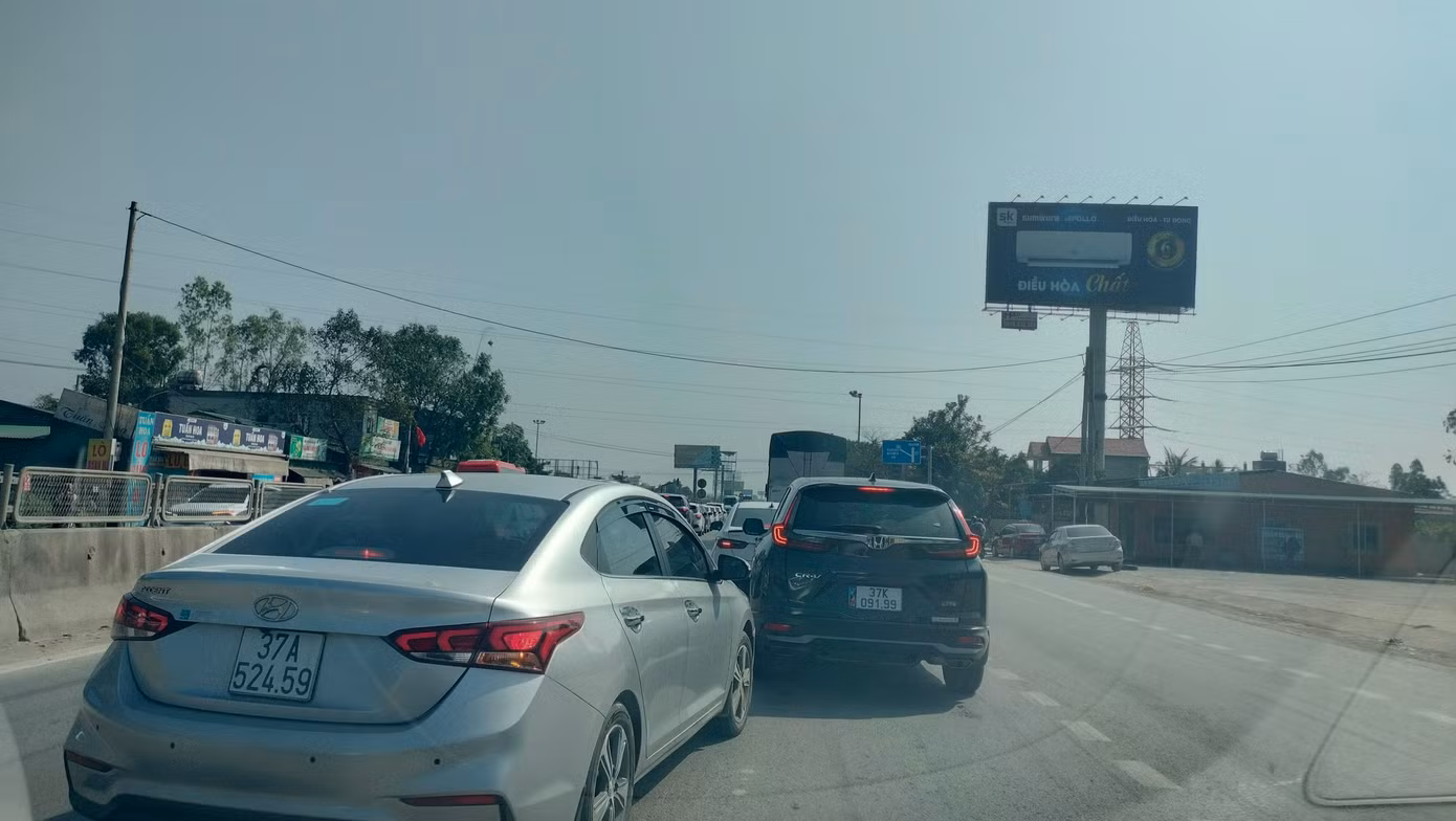Trong khi đó, tại QL1 giao thông cũng nhộn nhịp. Trong ảnh, giao thông dồn ứ trên QL1 đoạn đầu thành phố Vinh (Nghệ An).