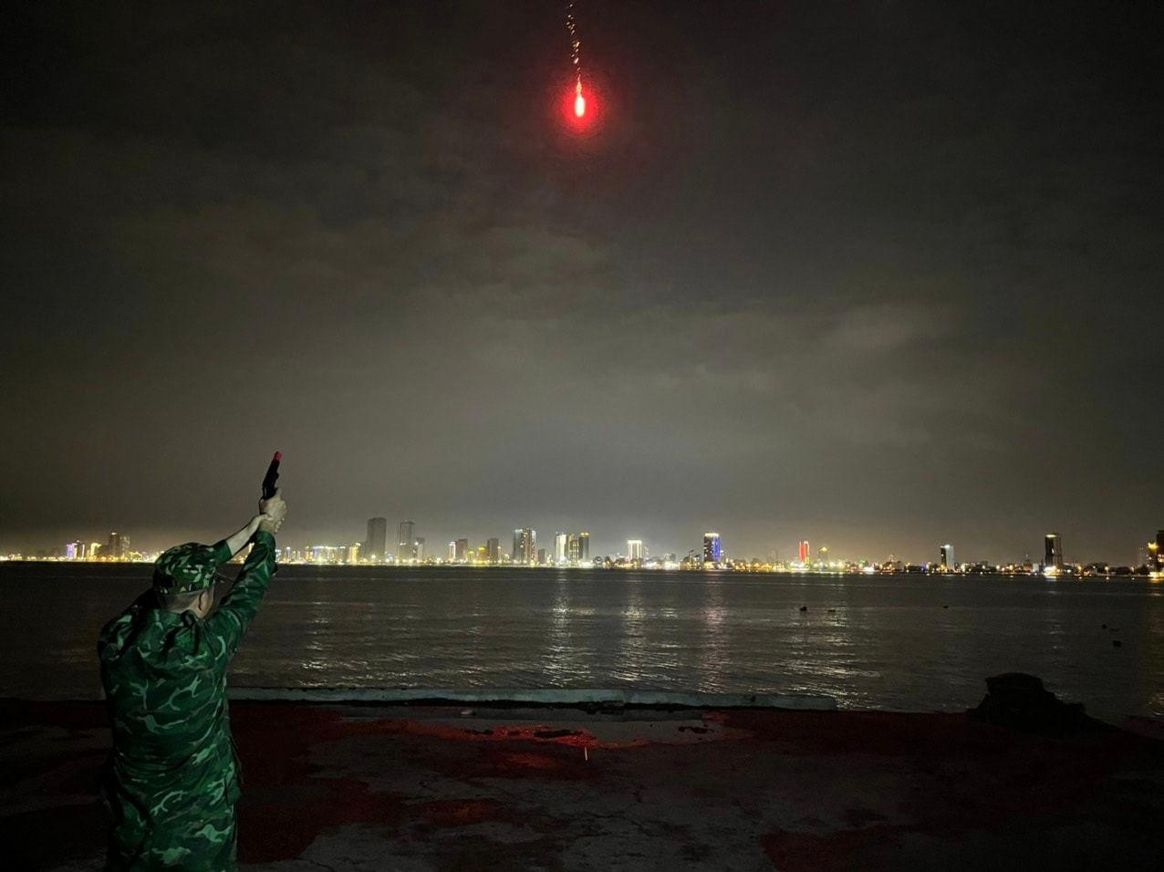 Tối ngày 26/9, Bộ đội biên phòng Đà Nẵng bắn pháo hiệu thông báo bão gần bờ cho các loại phương tiện khẩn trương trú tránh. Tối ngày 26/9, Bộ đội biên phòng Đà Nẵng bắn pháo hiệu thông báo bão gần bờ cho các loại phương tiện khẩn trương trú tránh.