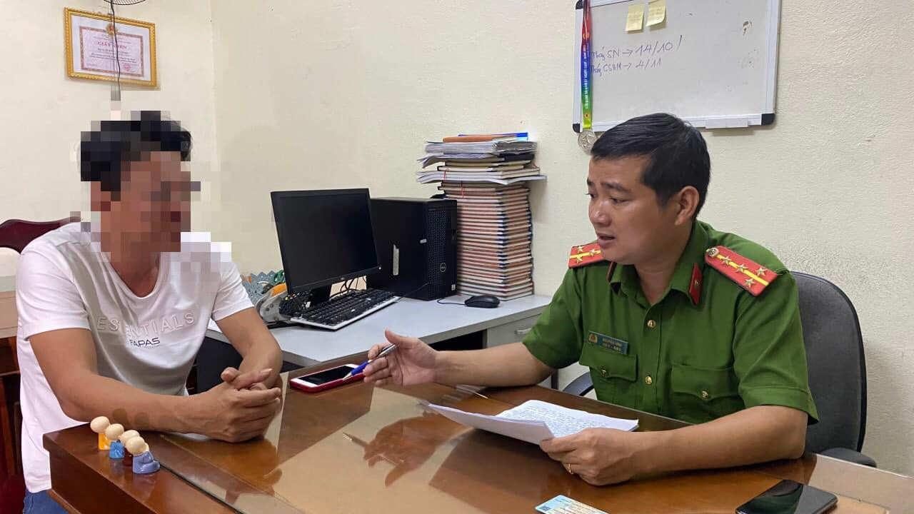 Công an làm việc với 1 trong 2 đối tượng hù dọa, đuổi tài xế taxi truyền thống.