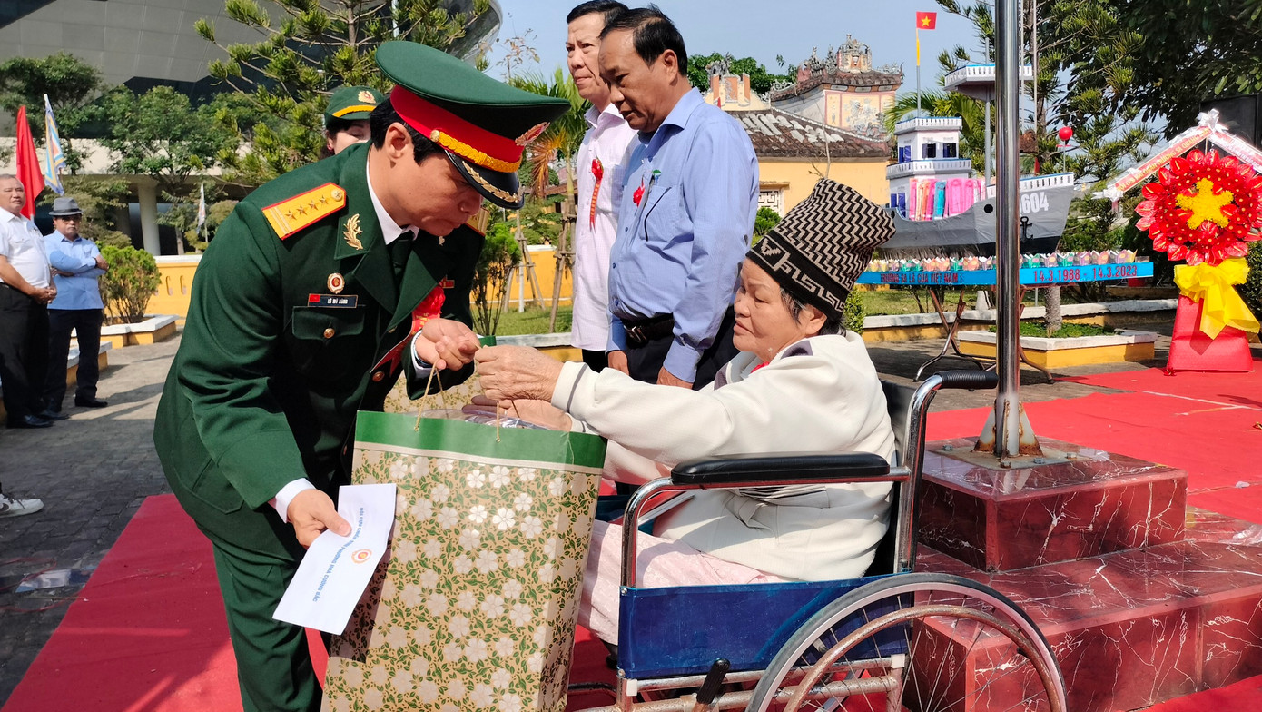 Tại lễ tri ân, tưởng niệm 35 sự kiện Gạc Ma, nhiều phần quà dành cho các thân nhân và gia đình liệt sĩ Gạc Ma ở TP Đà Nẵng và Quảng Nam đã được trao tặng.