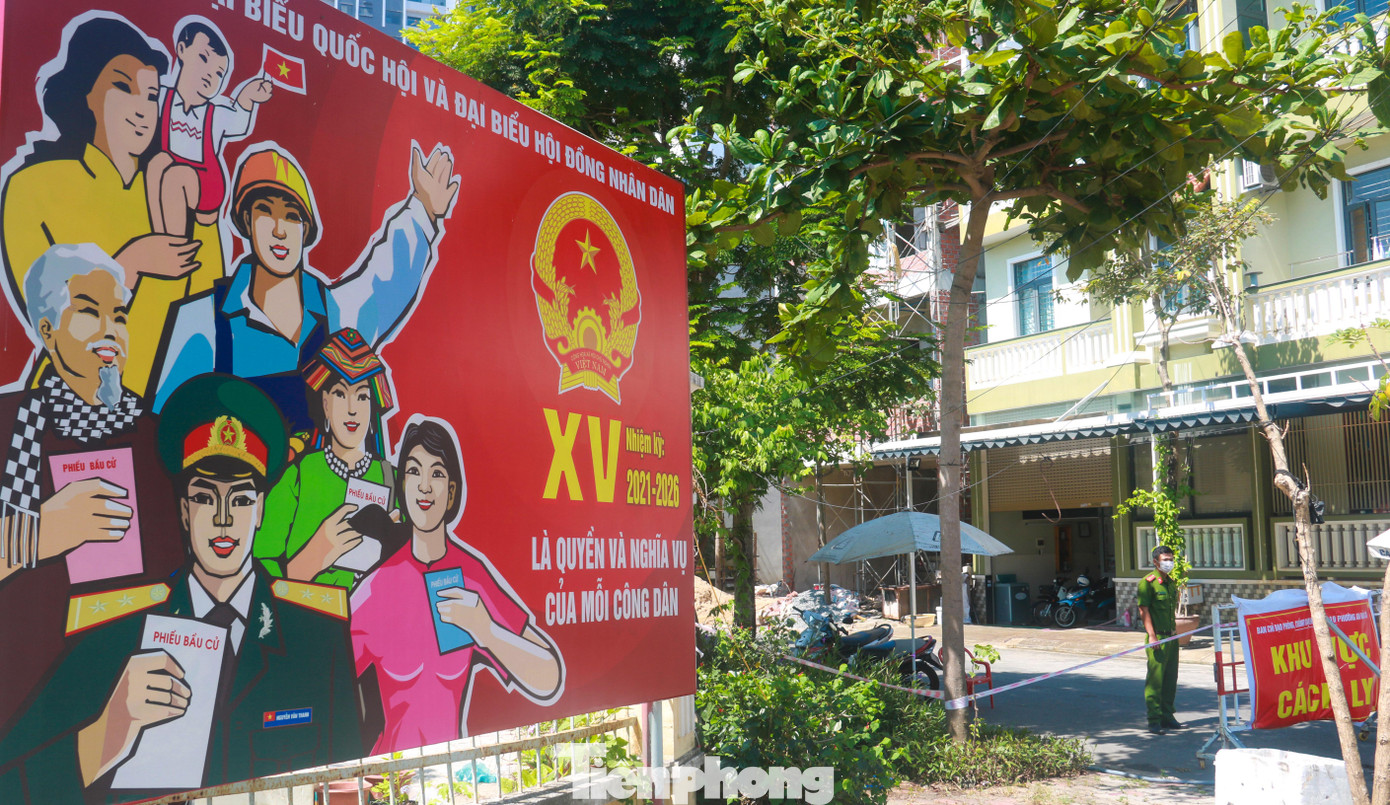 Pano tuyên truyền bầu cử tại một điểm cách ly, phong toả phòng chống dịch ở quận Sơn Trà, TP Đà Nẵng. Ảnh: Nguyễn Thành