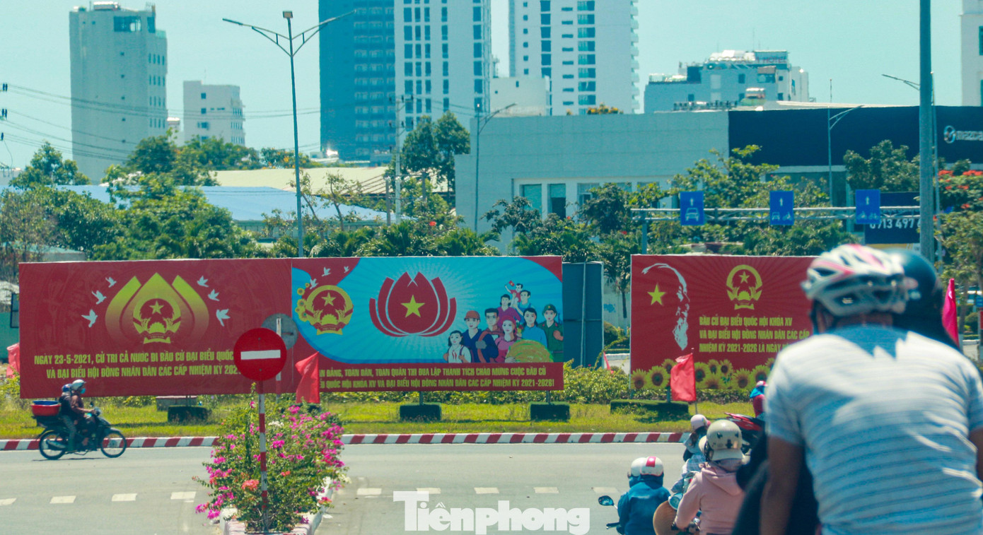 Ngã tư cầu quay sông Hàn - Phạm Văn Đồng - Ngô Quyền rực rỡ cờ hoa, biển tuyên truyền bầu cử.