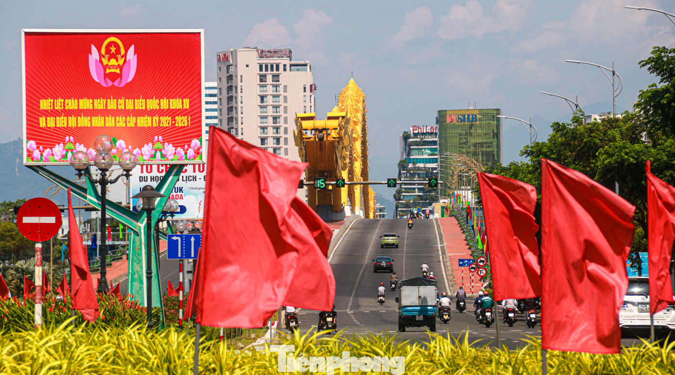 Cầu Rồng một công trình biểu tượng của TP Đà Nẵng rực rỡ cờ hoa, pano, khẩu hiệu chào mừng ngày bầu cử.