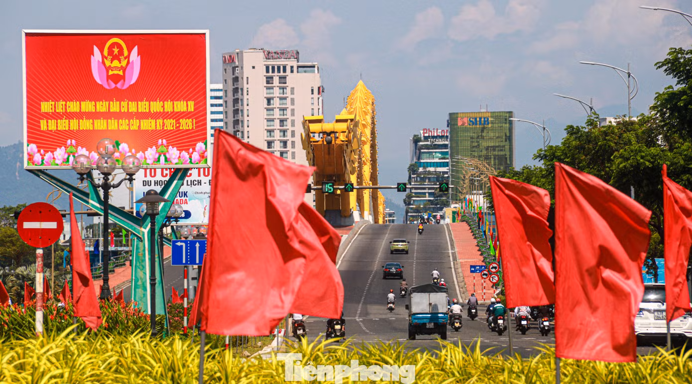 Cầu Rồng một công trình biểu tượng của TP Đà Nẵng rực rỡ cờ hoa, pano, khẩu hiệu chào mừng ngày bầu cử.