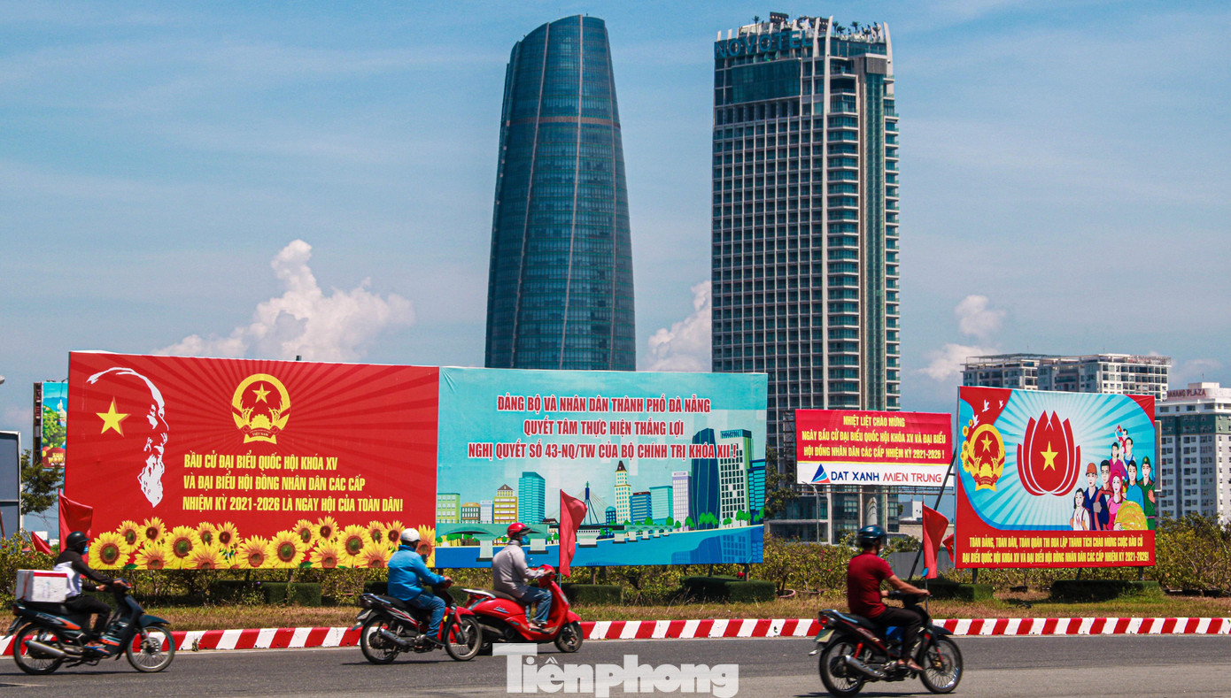 Để chào mừng ngày bầu cử Đại biểu Quốc hội khoá XV và Đại biểu HĐND TP nhiệm kỳ 2021-2026, các tuyến phố của Đà Nẵng đã được trang trí rực rỡ với nhiều pano, khẩu hiệu lớn.