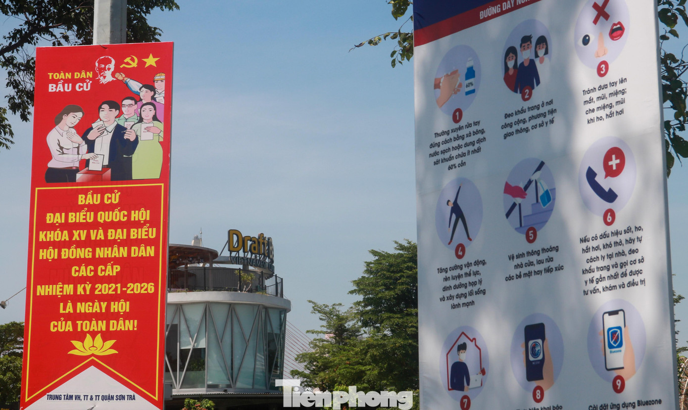 Tuyên truyền bầu cử đi cùng tuyên truyền phòng chống dịch COVID-19. Các cử tri đi bầu cử trong điều kiện dịch bệnh COVID-19 bùng phát được yêu cầu khai báo y tế, giữ khoảng cách, đeo khẩu trang, sát khuẩn tay thường xuyên và thực hiện nghiêm các hướng dẫn của cơ quan chức năng tại các điểm bỏ phiếu.
