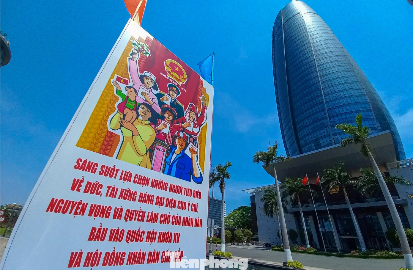 Trang trí tuyên truyền chào mừng bầu cử tại khu vực Trung tâm hành chính TP Đà Nẵng. Ảnh: Nguyễn Thành