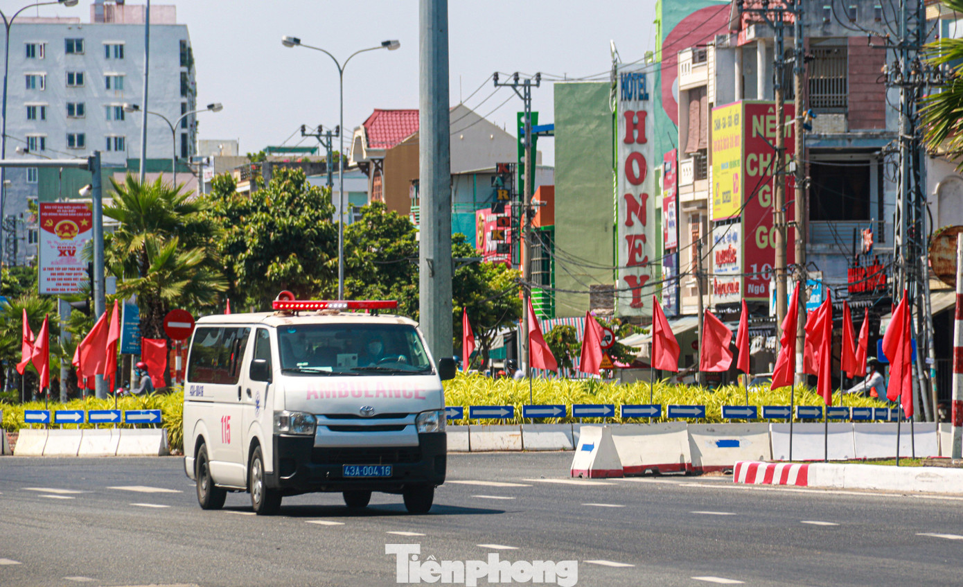 Một xe cấp cứu chở bệnh nhân nghi ngờ mắc COVID-19 trên đường phố Đà Nẵng. Theo ghi nhận, đến nay Đà Nẵng ghi nhận có 142 ca mắc COVID-19. Chính quyền thành phố đang đẩy mạnh các biện pháp phòng chống dịch lây lan.