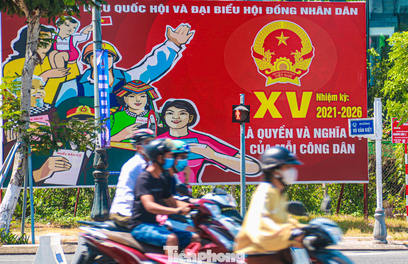 Tuyến đường Võ Văn Kiệt quận Sơn Trà được trang trí với những pano tuyên truyền cỡ lớn.