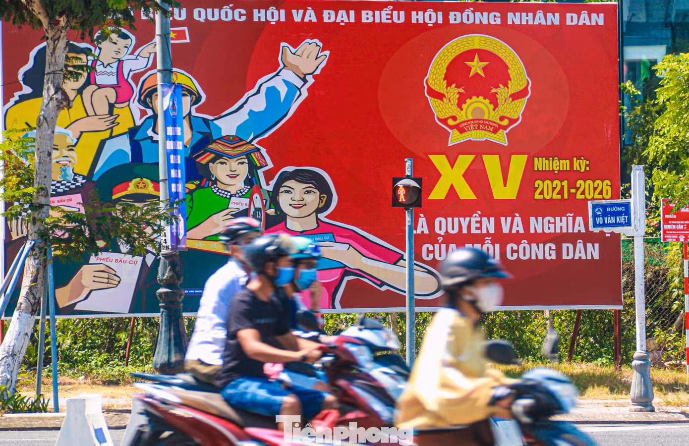 Tuyến đường Võ Văn Kiệt quận Sơn Trà được trang trí với những pano tuyên truyền cỡ lớn.
