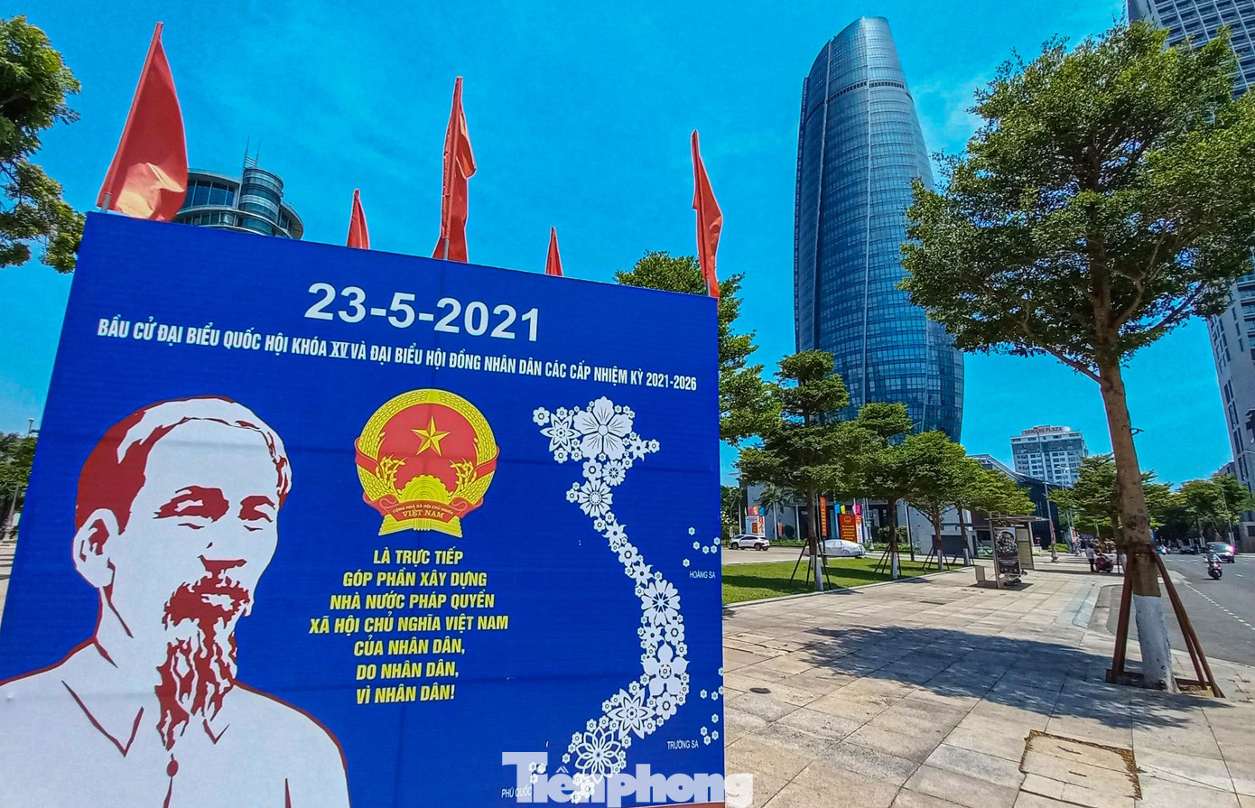 Một pano lớn được dựng lên ở ngã tư Quang Trung - Trần Phú cạnh Trung tâm hành chính TP Đà Nẵng.