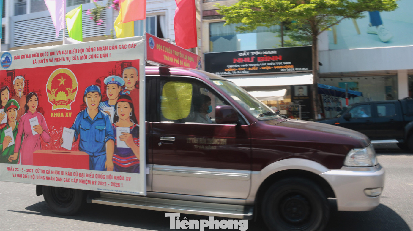 Xe tuyên truyền lưu động của Trung tâm văn hoá thông tin TP Đà Nẵng đi liên tục trên các tuyến phố vừa tuyên truyền bầu cử, vừa tuyên truyền phòng chống dịch COVID-19.