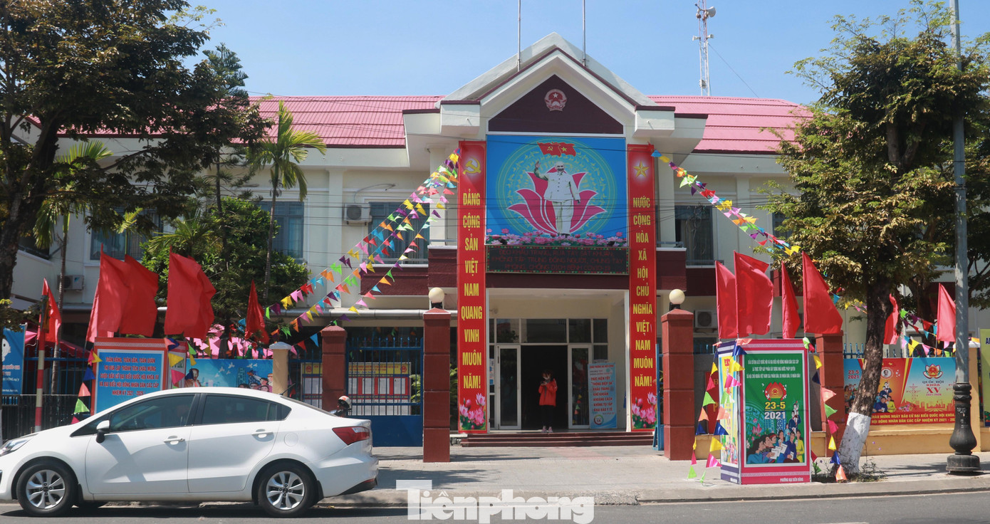 Trụ sở UBND phường Nại Hiên Đông, quận Sơn Trà rực rỡ cờ, khầu hiệu chào mừng ngày toàn dân đi bầu cử.