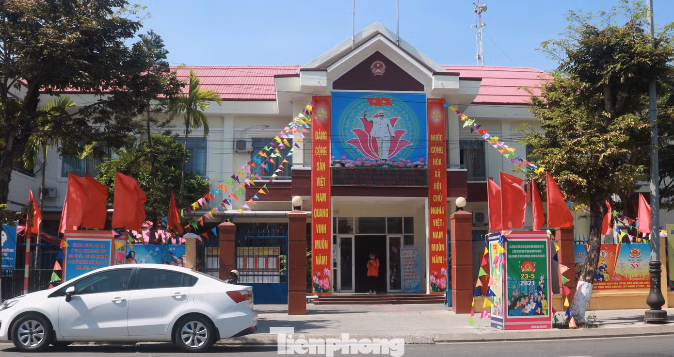 Trụ sở UBND phường Nại Hiên Đông, quận Sơn Trà rực rỡ cờ, khầu hiệu chào mừng ngày toàn dân đi bầu cử.