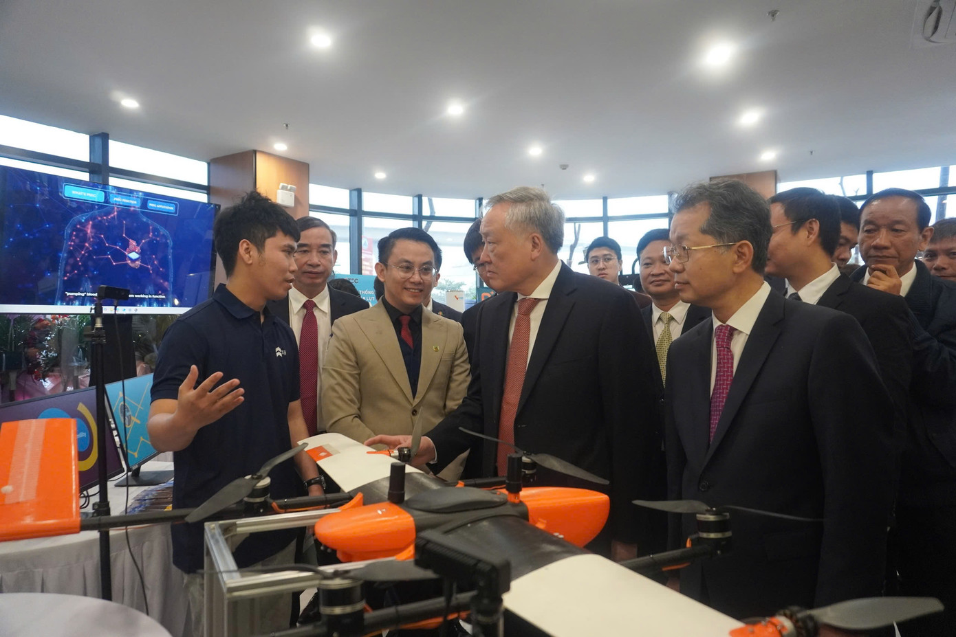 Các đại biểu tham gia các gian hàng công nghệ tại Khu công viên phần mềm số 2.