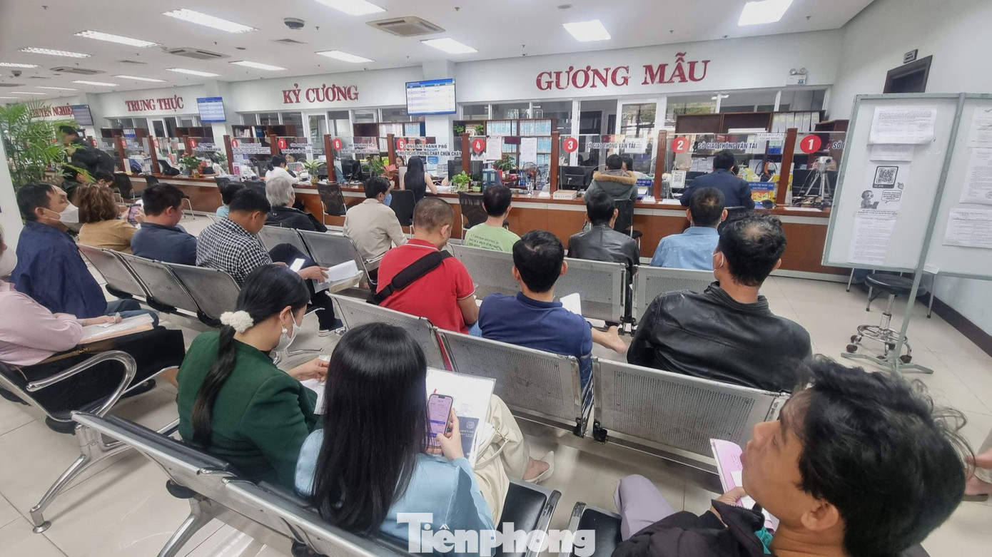 Trước đó, tại bộ phận một cửa Trung tâm hành chính TP Đà Nẵng (24 Trần Phú, quận Hải Châu) thường xuyên quá tải vì người dân tới giải quyết thủ tục hành chính các loại giấy tờ, trong đó có cấp đổi giấy phép lái xe rất đông. Trước đó, tại bộ phận một cửa Trung tâm hành chính TP Đà Nẵng (24 Trần Phú, quận Hải Châu) thường xuyên quá tải vì người dân tới giải quyết thủ tục hành chính các loại giấy tờ, trong đó có cấp đổi giấy phép lái xe rất đông.