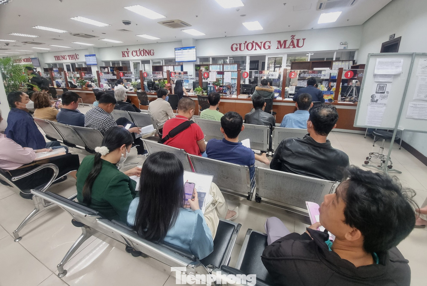 Người dân đến giao dịch tại Trung tâm hành chính TP Đà Nẵng.