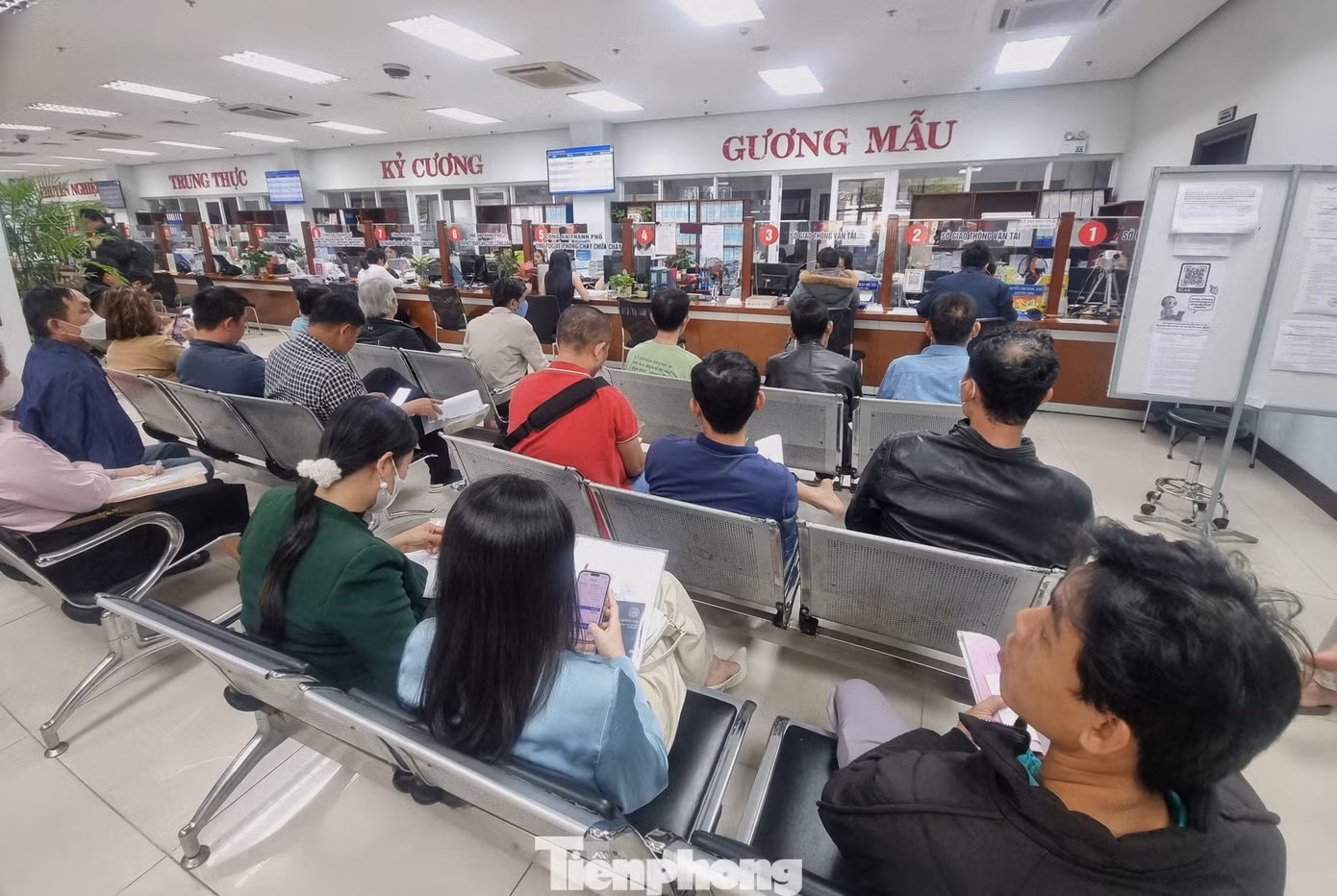 Người dân đến giao dịch tại Trung tâm hành chính TP Đà Nẵng.