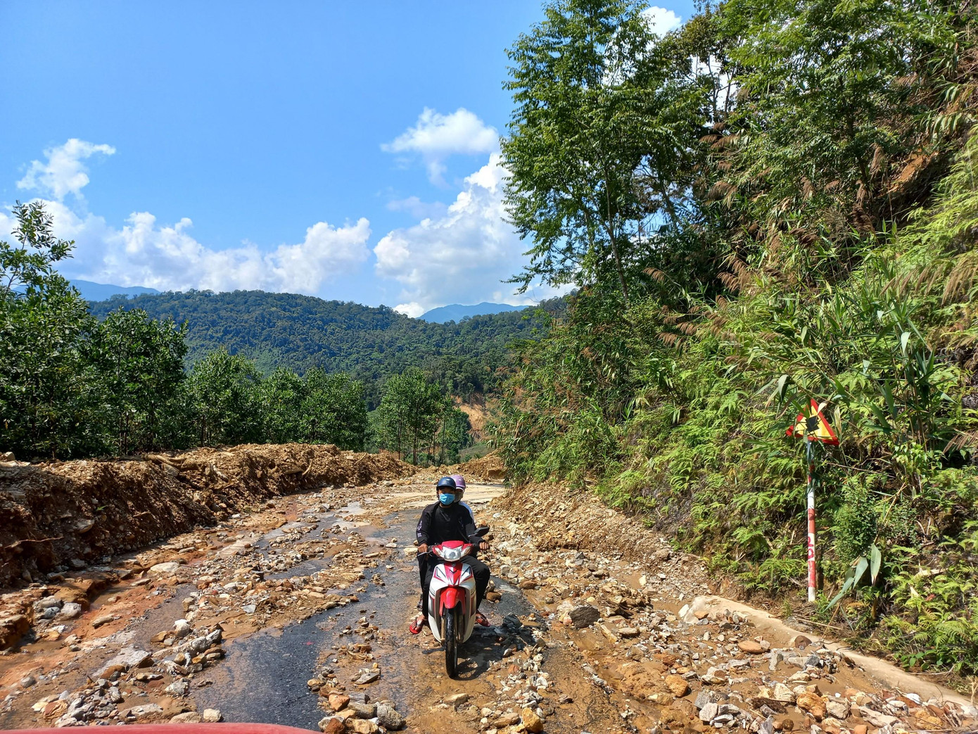 Đợt mưa, kèm bão số 9 đổ bộ vào hội tháng 10/2020 khiến các xã Phước Công, Phước Lộc, Phước Thành, Phước Kim của huyện Phước Sơn chịu thiệt hại nặng nề. Chính quyền nỗ lực khắc phục, nhưng những ngày qua, do mưa lớn thường xuyên, tuyến đường lên các xã vùng cao của Phước Sơn trở nên nham nhở, nhiều vị trí đất đá tiếp tục sạt xuống tuyến đường độc đạo này.