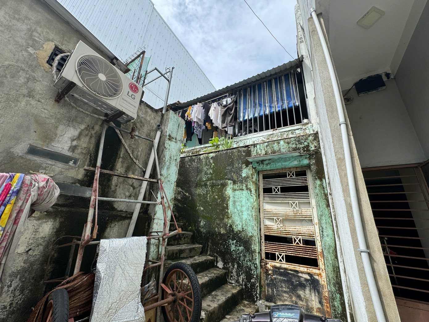 Những khu tập thể xuống cấp, nằm trong các kiệt (hẻm) tiềm ẩn nhiều nguy cơ mất an toàn.