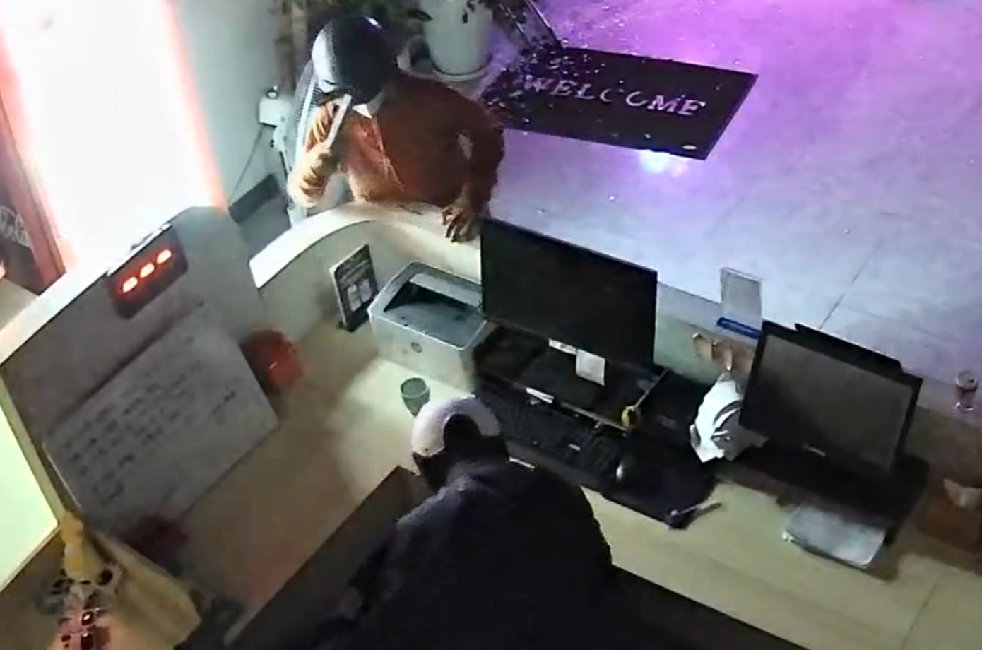 Hình ảnh 2 đối tượng đột nhập một cửa hàng được camera ghi lại.