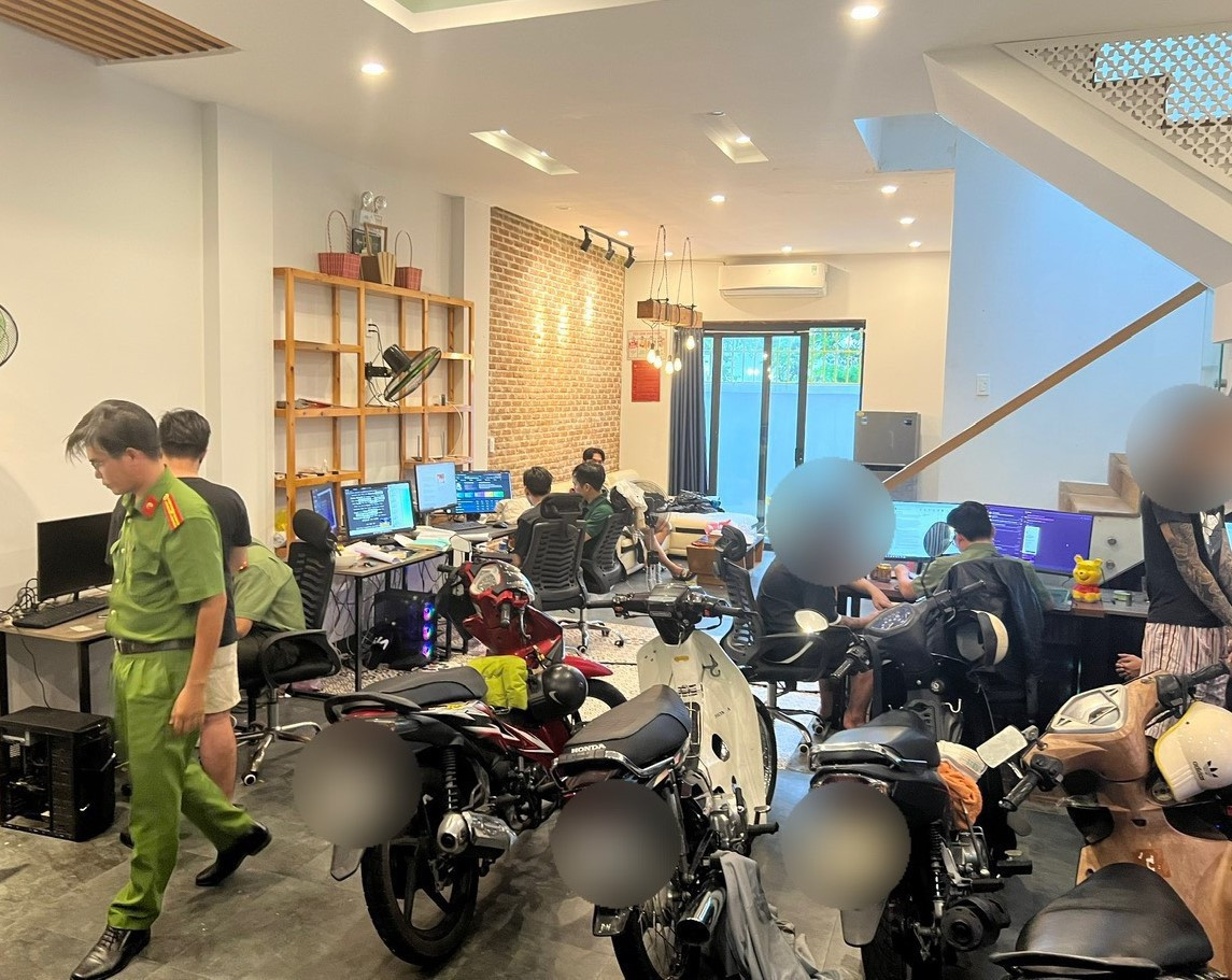 Lực lượng công an kiểm tra căn nhà ở Khu đô thị FPT (quận Ngũ Hành Sơn, TP. Đà Nẵng) nơi các đối tượng thuê để ở và hoạt động.