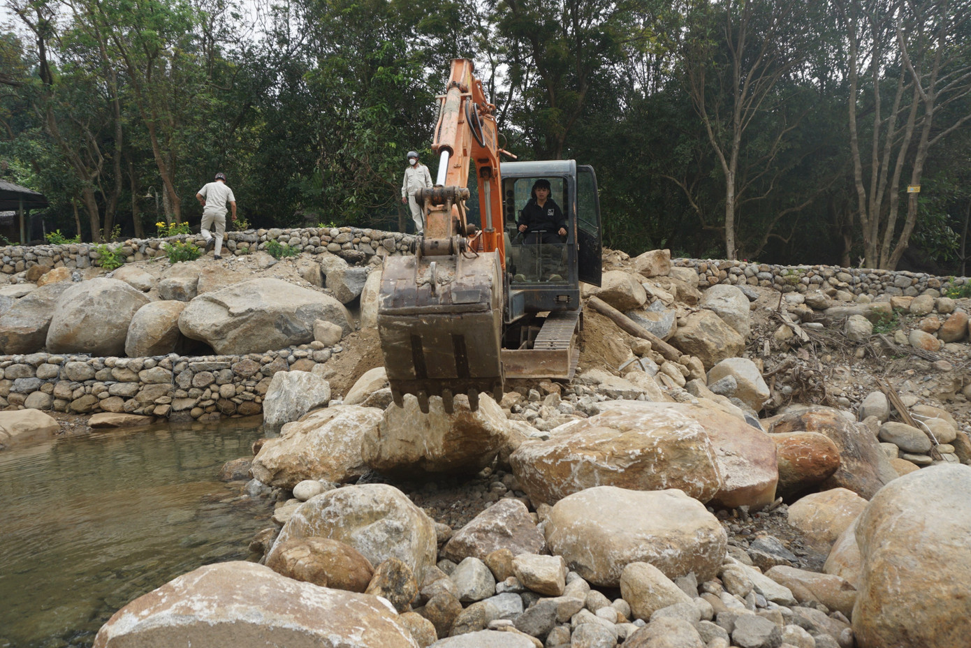 Xe múc tiến hành tháo dỡ các hạng mục đắp đập, ngăn dòng chảy trên suối Lương. Việc tùy ý ngăn dòng, tạo hồ bơi, cảnh quan tiềm ẩn nhiều nguy cơ nhất là vào mùa mưa lũ.