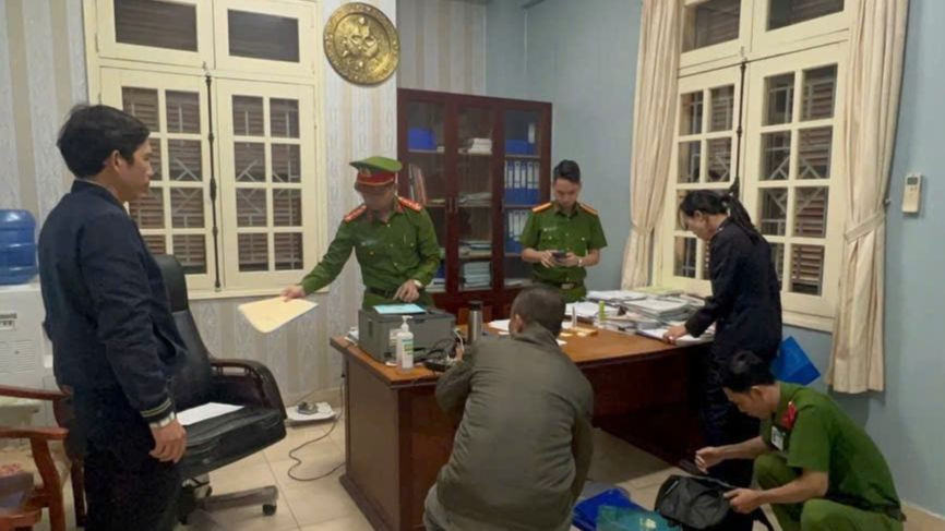 Công an khám xét phòng làm việc của Nguyễn Hoàng Tuấn - Giám đốc Phân viện Khoa học công nghệ xây dựng miền Trung. Công an khám xét phòng làm việc của Nguyễn Hoàng Tuấn - Giám đốc Phân viện Khoa học công nghệ xây dựng miền Trung.