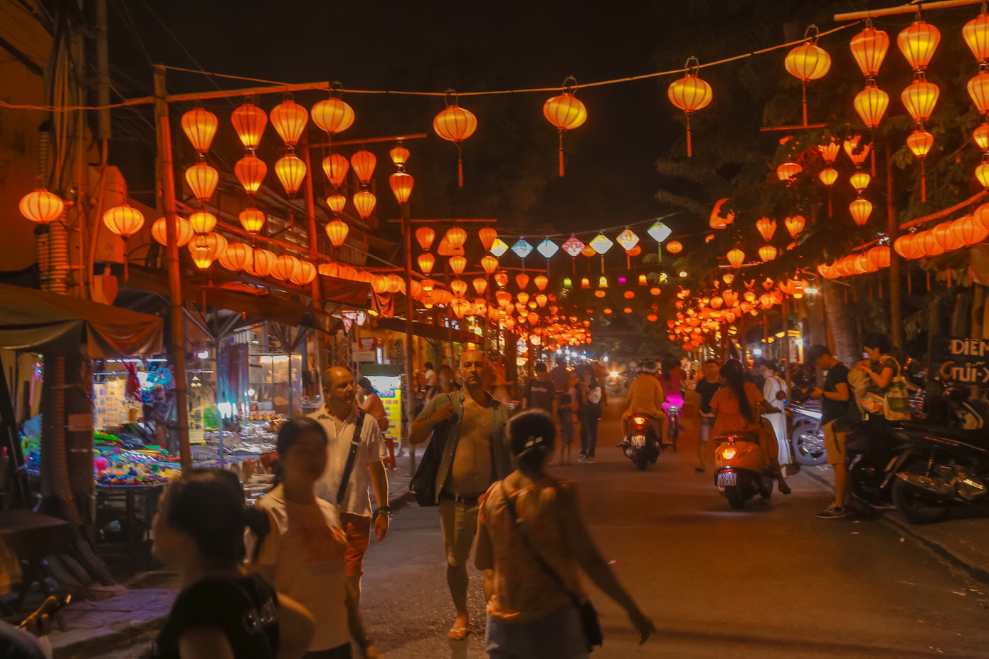 Theo ghi nhận, trên sông Hoài, các khu vực ở Công viên Hội An, trên các tuyến đường Phạm Hồng Thái, Lý Thường Kiệt, Trần Hưng Đạo một lượng lớn du khách đến tham quan, ngắm phố cổ, thả đèn lồng đêm rằm Trung thu.