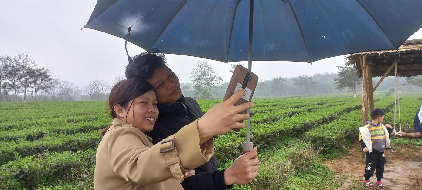 Một đôi bạn trẻ lưu lại khoảng khắc đầu năm bên những luống chè xanh.