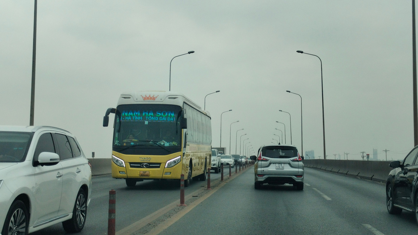 Các loại phương tiện di chuyển chậm trên cao tốc do lưu lượng xe quá nhiều.