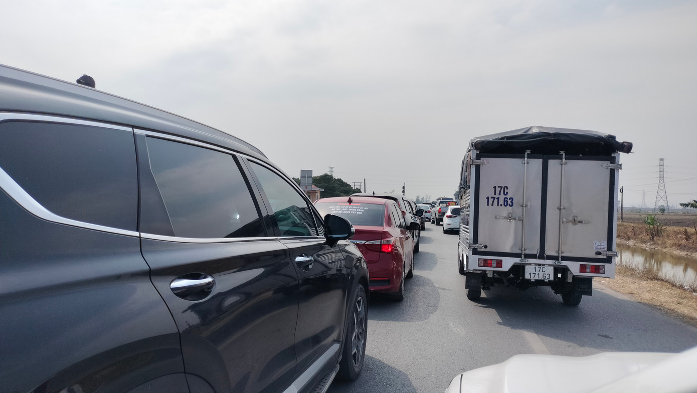 Ô tô xếp hàng dài, kín quốc lộ 10 dẫn đến ùn tắc cục bộ trong nhiều giờ đồng hồ trong ngày mùng 2 Tết. Sáng ngày 31/1, ùn tắc tiếp tục tái diễn, các phương tiện phải nhích từng đoạn một để lên cao tốc.