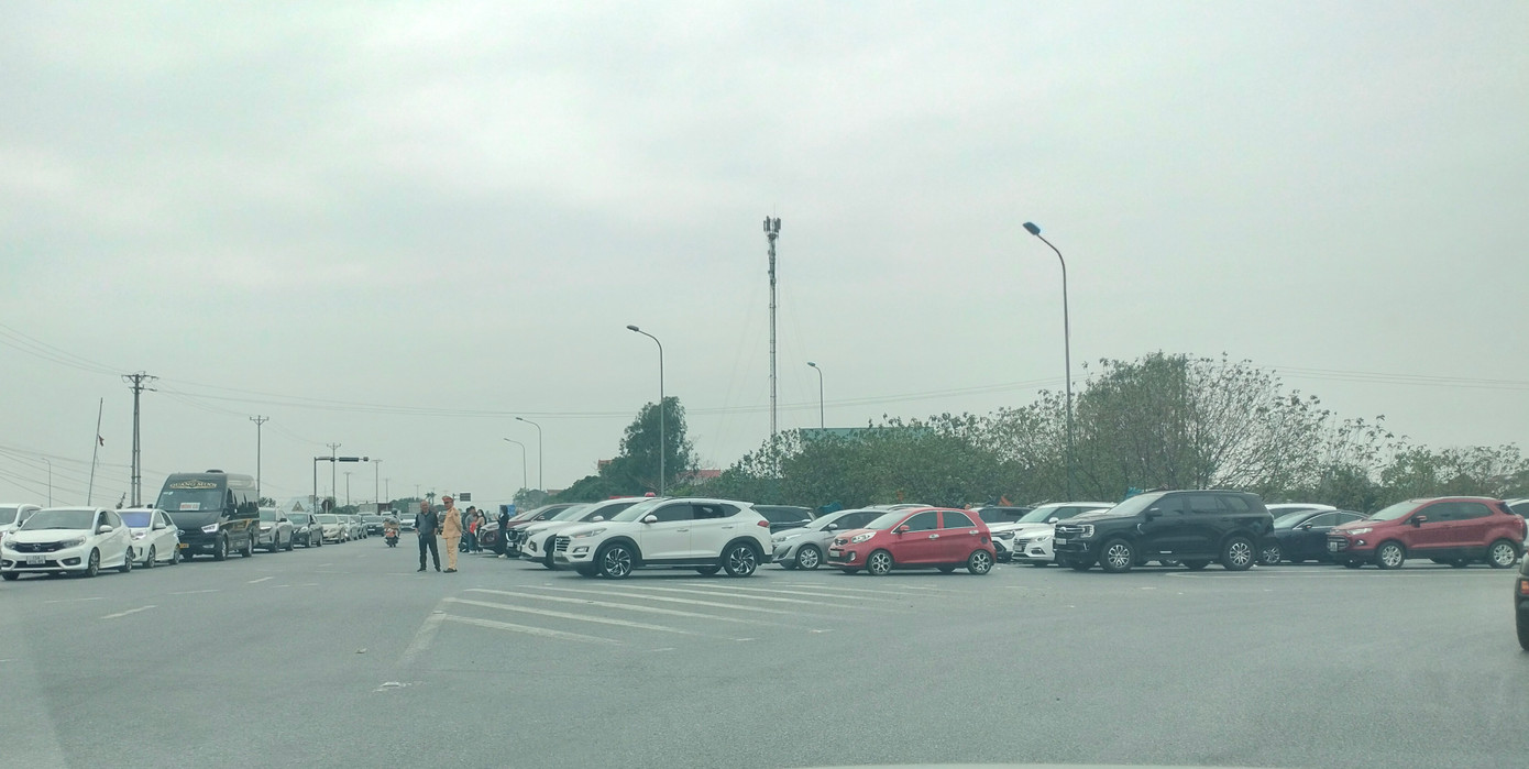 Ô tô xếp hàng dài chờ lên xuống cao tốc Cầu Giẽ - Ninh Bình và Cao Bồ - Mai Sơn. Lực lượng cảnh sát giao thông phải liên tục có mặt để điều tiết giao thông lên xuống cao tốc.