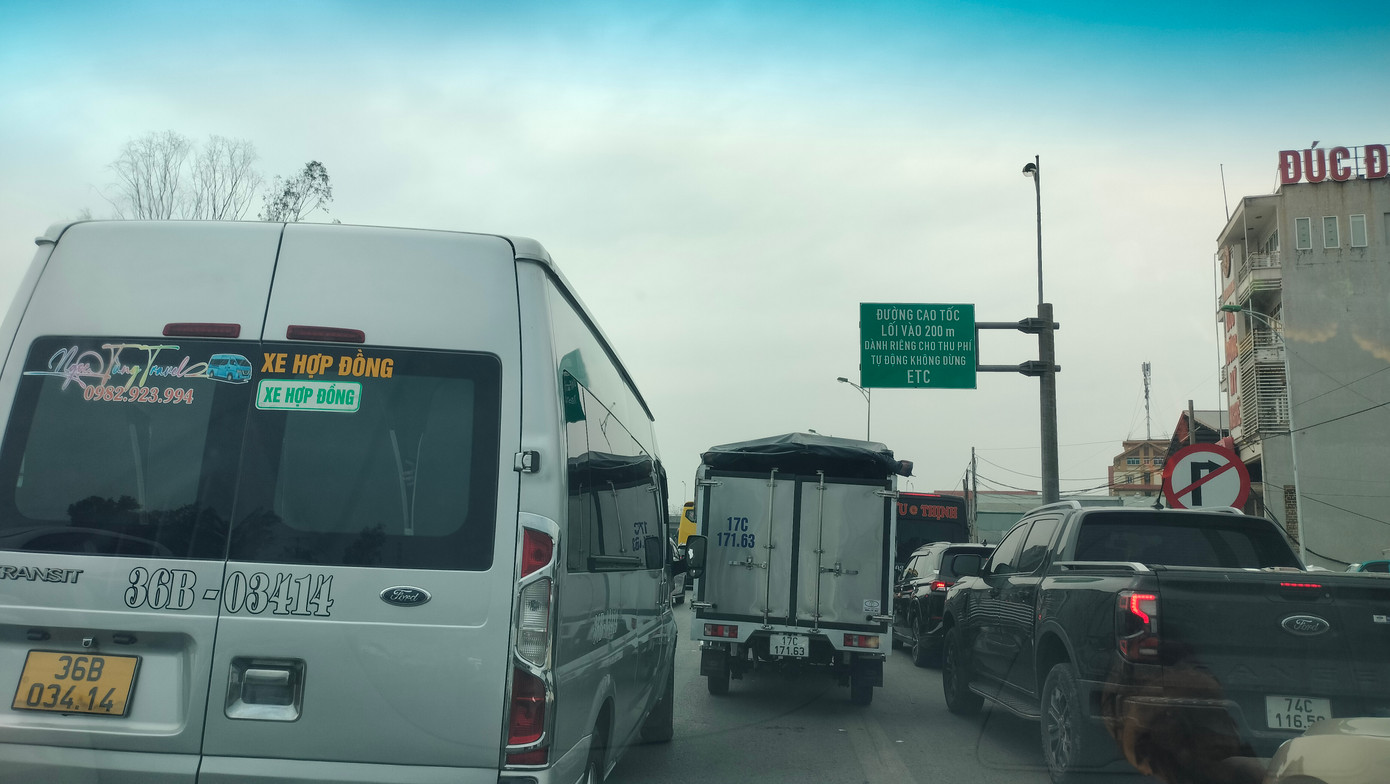 Quốc lộ 10, đoạn qua tỉnh Ninh Bình liên tục ách tắc trong ngày 30 và 31/1 (tức mùng 2 và mùng 3 Tết) do lưu lượng phương tiện tăng cao, nhất là giao thông dẫn lên cao tốc Cầu Giẽ - Ninh Bình và Cao Bồ - Mai Sơn.