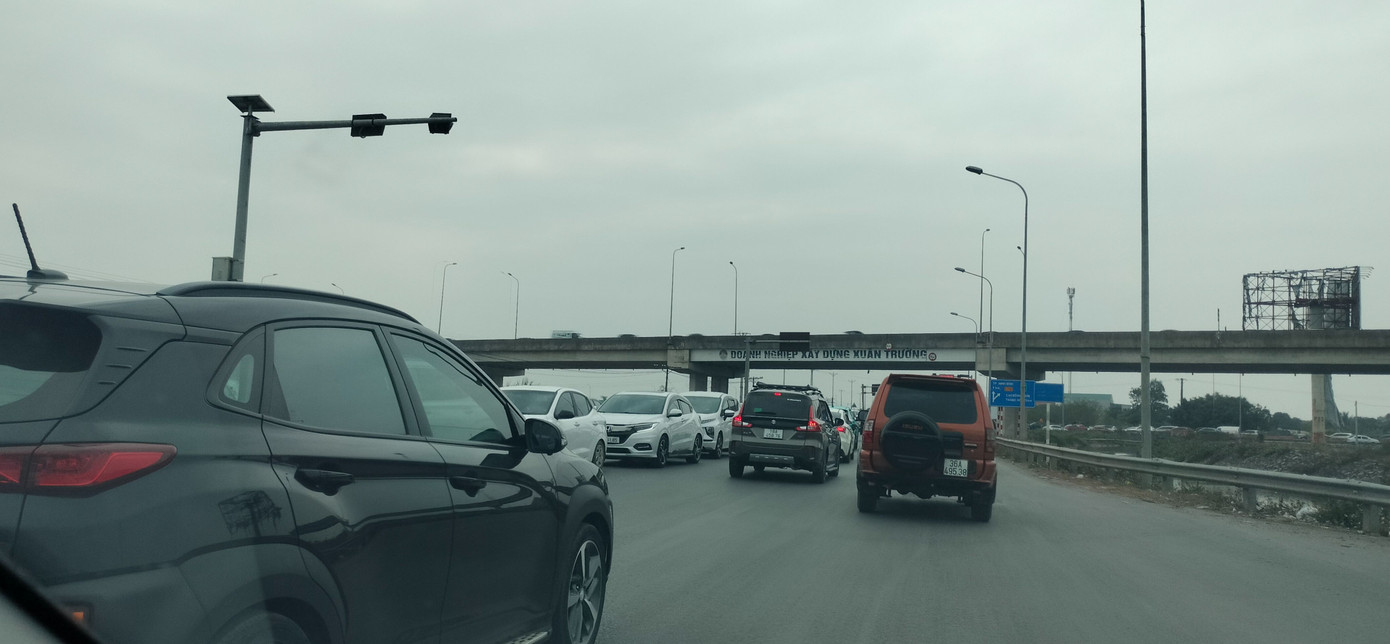 Quãng đường gần 1,5km từ Quốc lộ 10 để lên cao tốc Cao Bồ - Mai Sơn phải mất hơn 1 giờ đồng hồ.