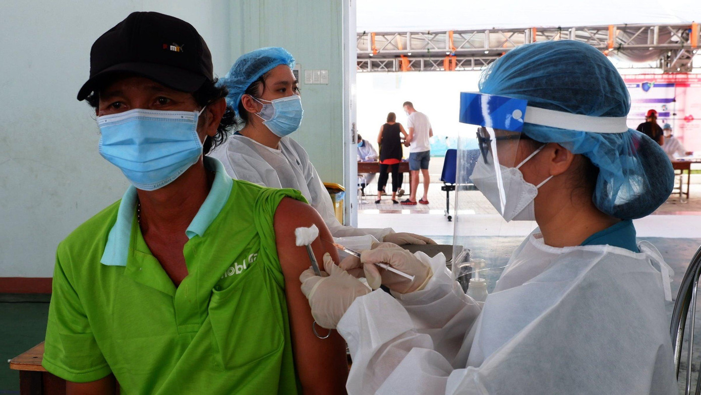 Đà Nẵng đang đẩy nhanh việc tiêm phủ vắc xin mũi 1 cho người dân TP để sớm mở cửa lại các hoạt động, phục hồi kinh tế - xã hội sau khi dịch bệnh được kiểm soát.