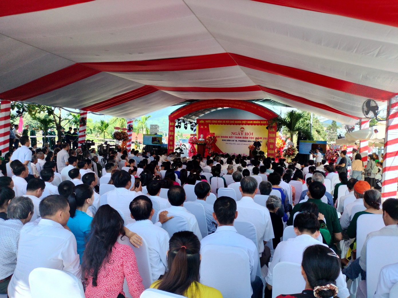 Phát biểu tại Ngày hội Đại đoàn kết toàn dân tộc của Khu dân cư số 10 phường Hòa Hiệp Bắc, Chủ tịch Quốc hội đã yêu cầu chính quyền địa phương cần chăm lo hơn nữa đời sống nhân dân trong vùng, đặc biệt là các hộ dân bị ảnh hưởng do việc đền bù giải tỏa để nhường đất thực hiện dự án trọng điểm cảng Liên Chiểu.