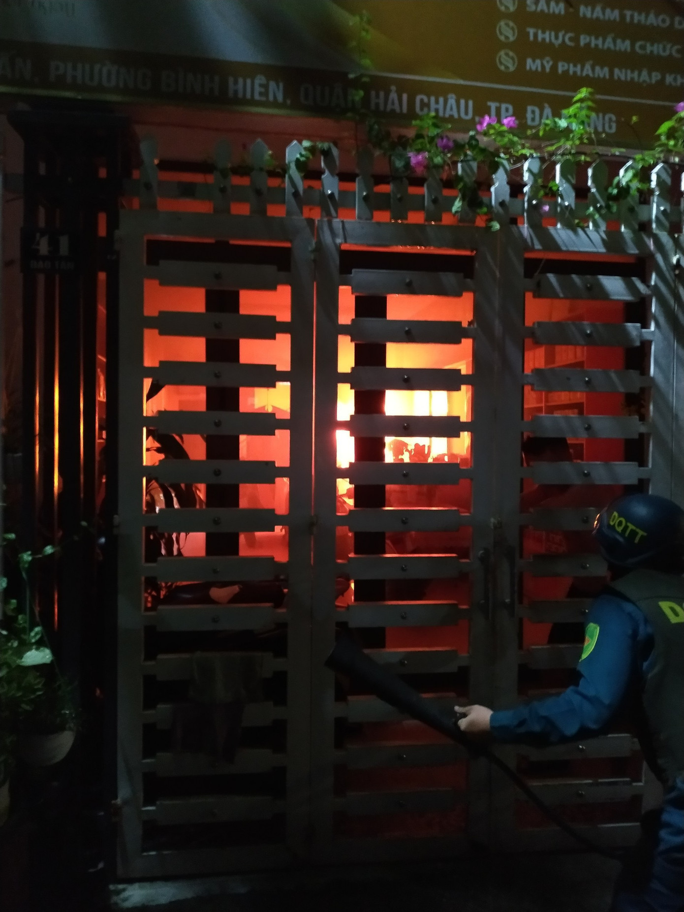 Lửa bốc cháy tại tầng 1 căn nhà. Lửa bốc cháy tại tầng 1 căn nhà.