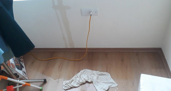 Nước thấm vào một căn hộ chung cư nhà ở xã hội tại dự án.