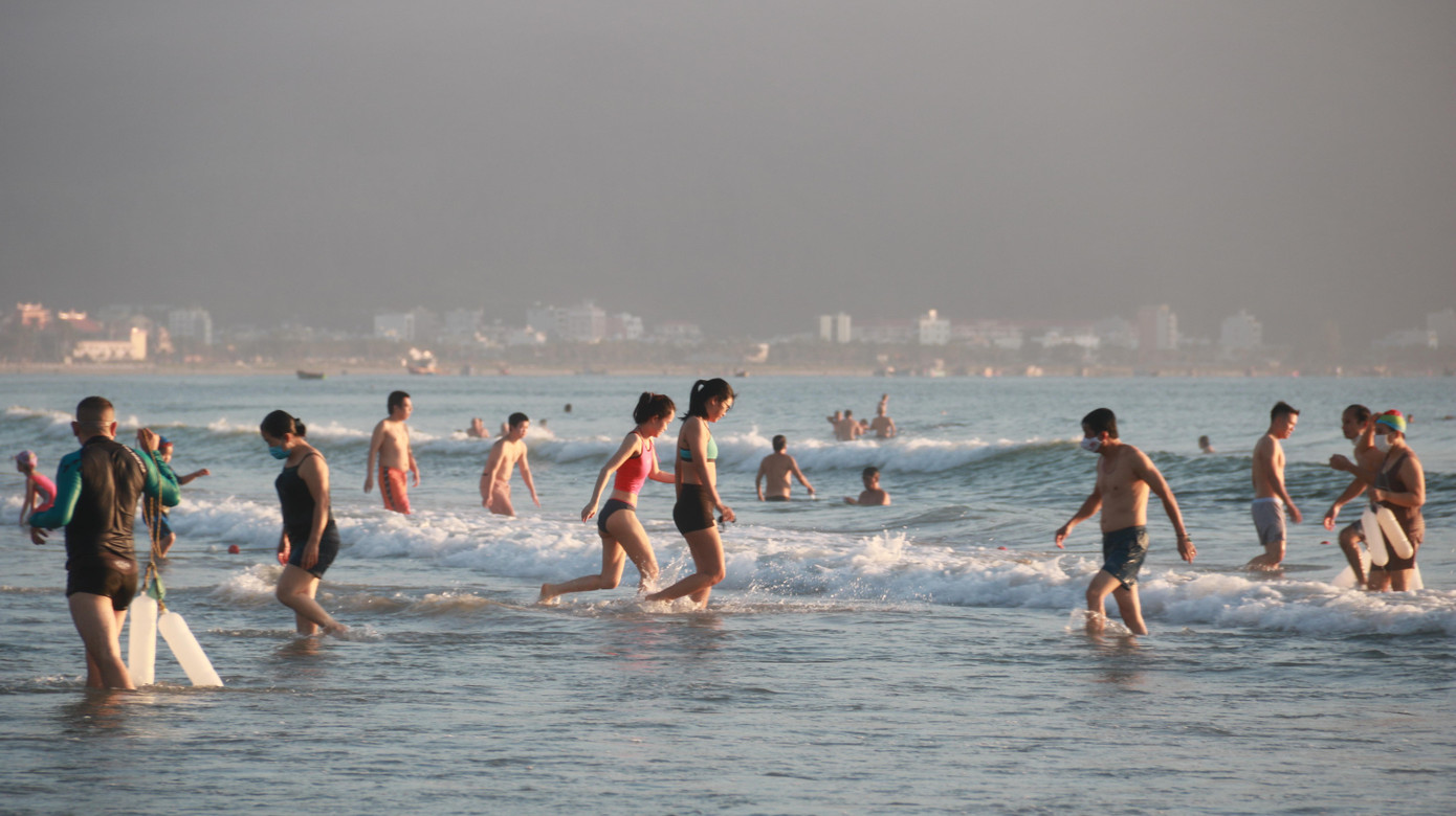 Tắm biển trở thành thói quen không thể thiếu đối với người dân Đà Nẵng. Việc được đi tắm biển trở lại khiến nhiều người rất phấn khởi. "Chỉ mong dịch bệnh được kiểm soát để dân thỏa thích tắm biển. Hơn 2 tháng qua, không được tắm biển bức bí lắm", ông Trần Vân Anh (phường Thọ Quang, quận Sơn Trà, TP Đà Nẵng), cho biết.