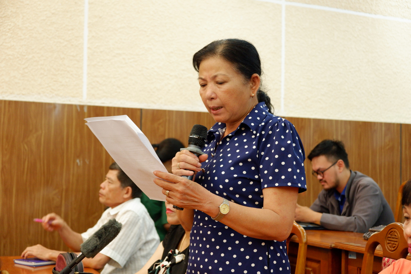 Cử tri Đà Nẵng nêu ý kiến tại buổi tiếp xúc. (Ảnh: Nguyễn Thành)