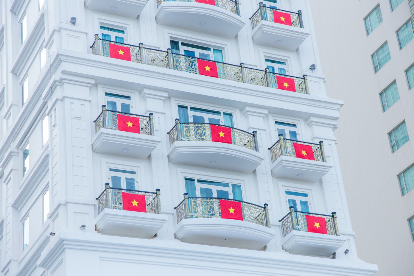 Một khách sạn treo cờ Tổ quốc tại tất cả các tầng chào mừng Cách mạng tháng Tám và Quốc khánh 2/9.