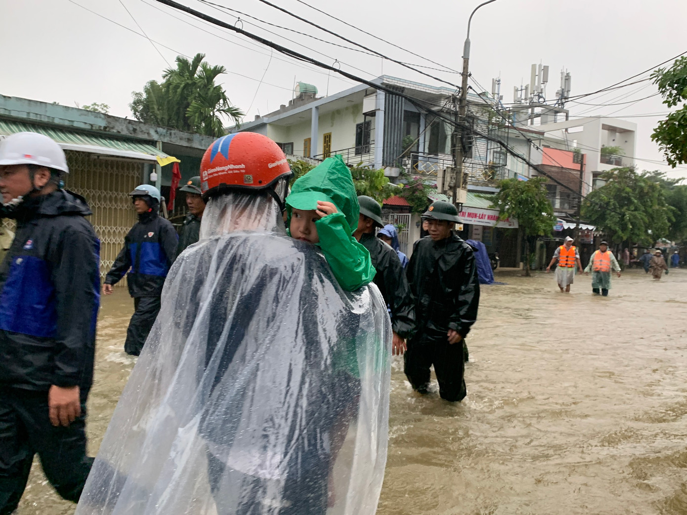 Người dân được di dời ra khỏi vùng ngập sâu ở quận Liên Chiểu trong sáng ngày 14/10.