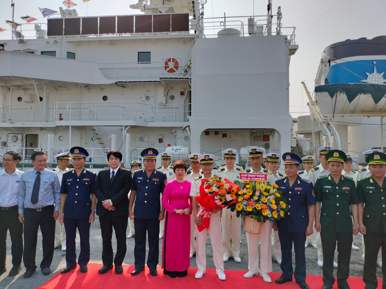 Đại diện cơ quan chức năng TP Đà Nẵng, Cảnh sát biển Việt Nam... tặng hoa thủy thủ đoàn. Đại diện cơ quan chức năng TP Đà Nẵng, Cảnh sát biển Việt Nam... tặng hoa thủy thủ đoàn.