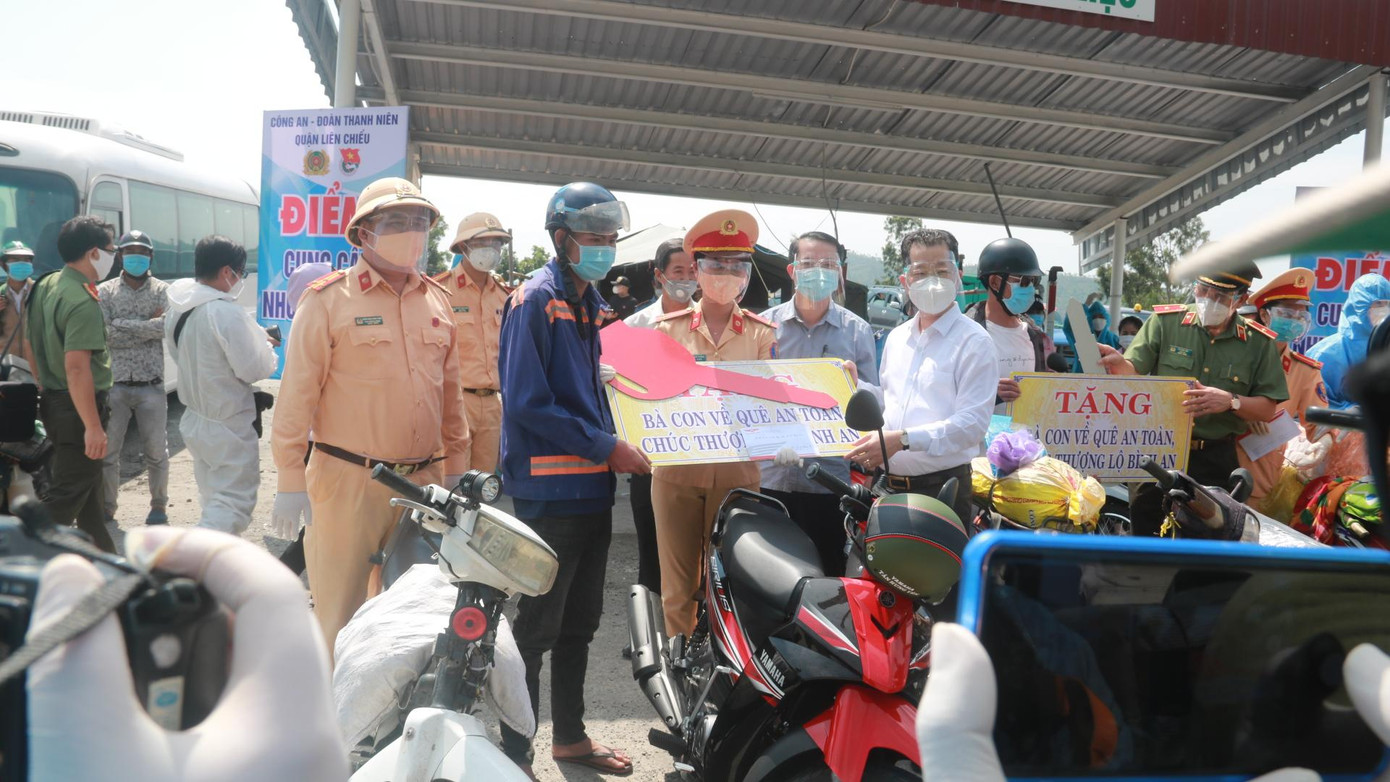 Bí thư Thành ủy Đà Nẵng, ông Nguyễn Văn Quảng trực tiếp trao xe máy của ông Phan Diễn (nguyên Ủy viên Bộ Chính trị, nguyên Thường trực Ban Bí thư, Chủ tịch quỹ phòng tránh thiên tai miền Trung) gửi tặng người dân tại trạm trung chuyển. Bí thư Thành ủy Đà Nẵng, ông Nguyễn Văn Quảng trực tiếp trao xe máy của ông Phan Diễn (nguyên Ủy viên Bộ Chính trị, nguyên Thường trực Ban Bí thư, Chủ tịch quỹ phòng tránh thiên tai miền Trung) gửi tặng người dân tại trạm trung chuyển.