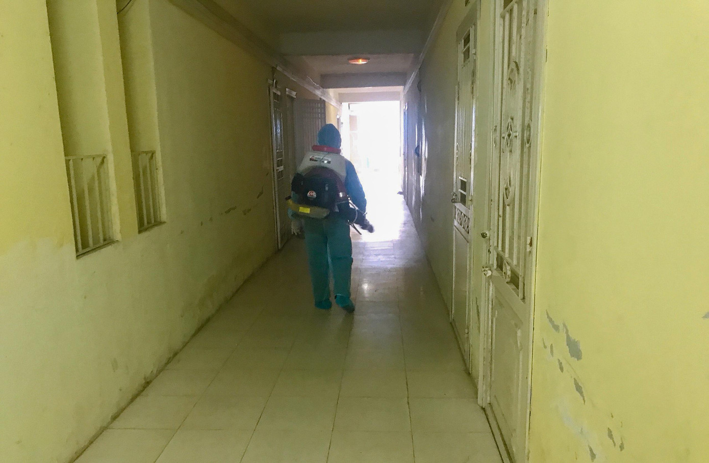 Tổng số hộ sinh sống trong các khu chung cư bị phong tỏa tại phường Nại Hiên Đông là 590 hộ với hơn 2.300 nhân khẩu. Tổng số hộ sinh sống trong các khu chung cư bị phong tỏa tại phường Nại Hiên Đông là 590 hộ với hơn 2.300 nhân khẩu.