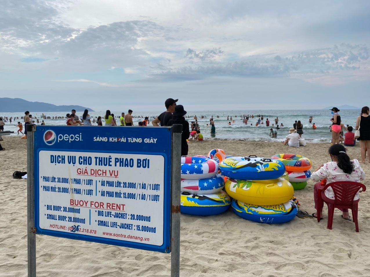 Giá cả được niêm yết công khai để người dân và du khách chọn lựa.