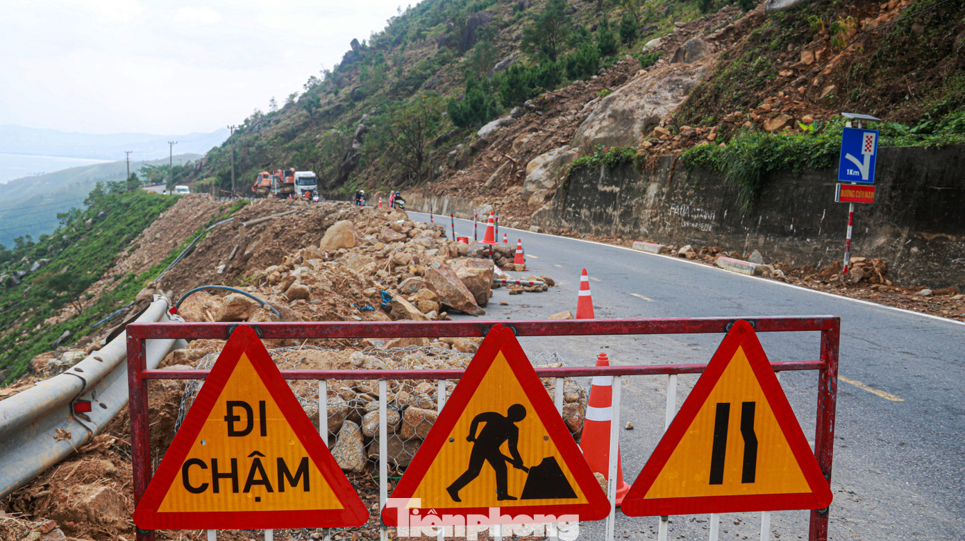 Theo ghi nhận của phóng viên, sau trận mưa lịch sử hôm 14/10, trên đèo Hải Vân đã xảy ra sạt lở hết sức nghiêm trọng. Hàng chục điểm sạt lở dọc các ta luy dương và ta luy âm của tuyến đường lên đèo Hải Vân. Ảnh: Nguyễn Thành.